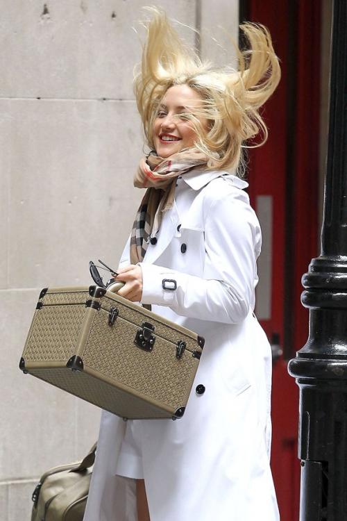 Знаменитости, застигнутые врасплох порывами ветра