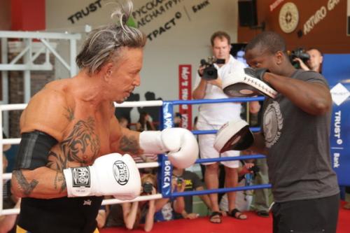 Микки Рурк в Москве дал мастер-класс по боксу