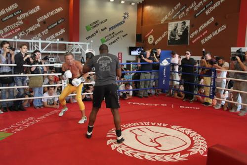 Микки Рурк в Москве дал мастер-класс по боксу