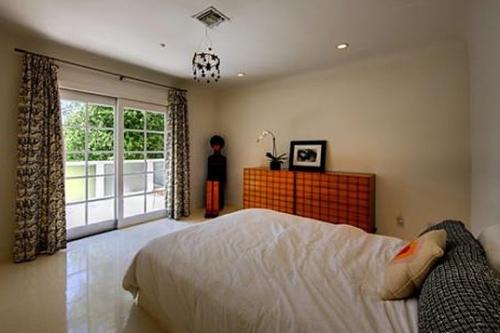 Подружка Человека-паука продает дом в Лос-Анджелесе