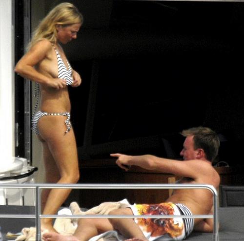 Бывшая участница Spice Girl играет с любовником в "Титаник"