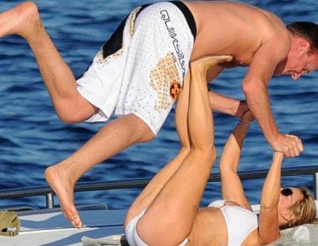 Бывшая участница Spice Girl играет с любовником в "Титаник"