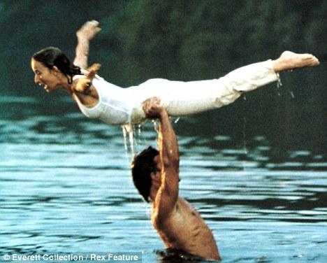 Бывшая участница Spice Girl играет с любовником в "Титаник"