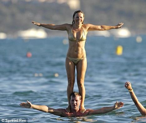 Бывшая участница Spice Girl играет с любовником в "Титаник"