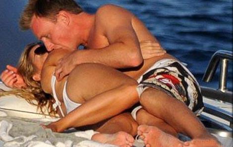 Бывшая участница Spice Girl играет с любовником в "Титаник"