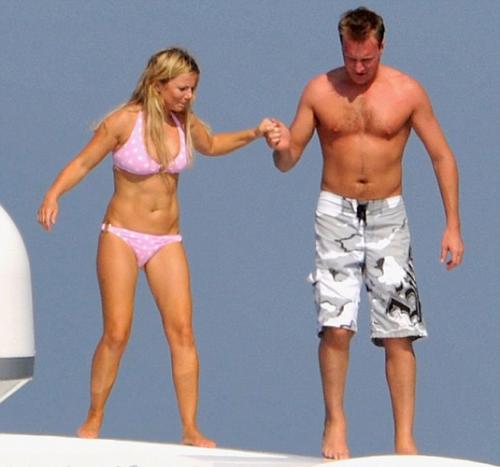 Бывшая участница Spice Girl играет с любовником в "Титаник"