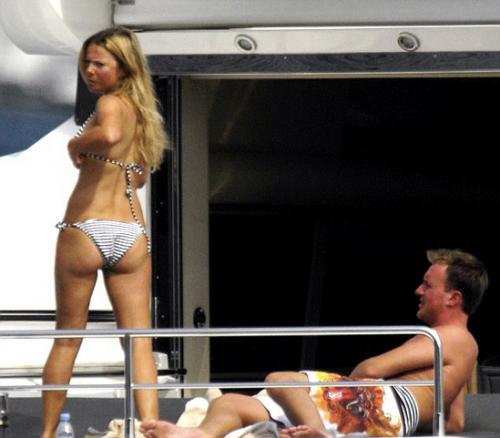 Бывшая участница Spice Girl играет с любовником в "Титаник"