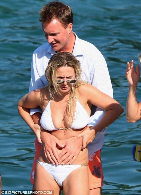 Бывшая участница Spice Girl играет с любовником в "Титаник"