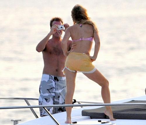 Бывшая участница Spice Girl играет с любовником в "Титаник"