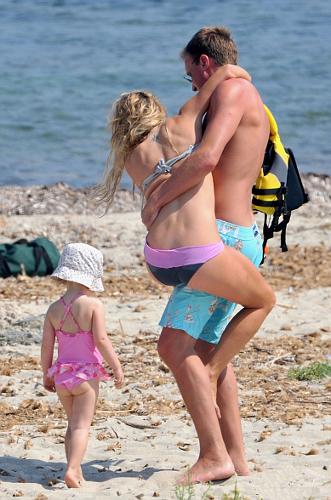 Бывшая участница Spice Girl играет с любовником в "Титаник"