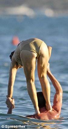 Бывшая участница Spice Girl играет с любовником в "Титаник"