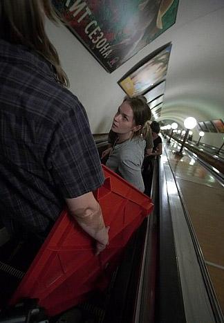 Поминки в метро: люди пьют и закусывают…