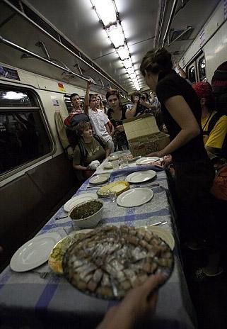 Поминки в метро: люди пьют и закусывают…