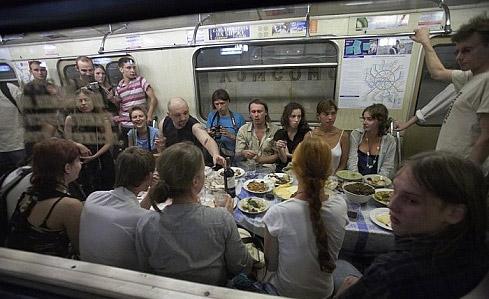 Поминки в метро: люди пьют и закусывают…