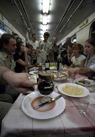 Поминки в метро: люди пьют и закусывают…