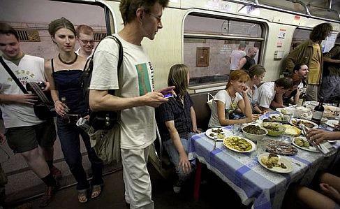 Поминки в метро: люди пьют и закусывают…