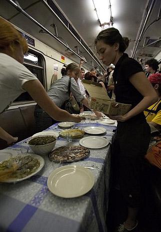 Поминки в метро: люди пьют и закусывают…