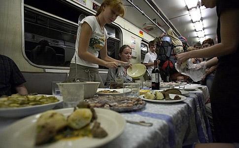 Поминки в метро: люди пьют и закусывают…
