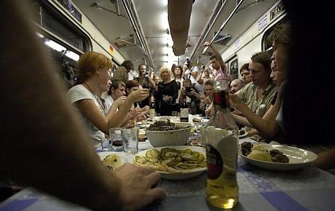 Поминки в метро: люди пьют и закусывают…