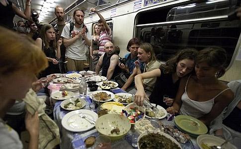 Поминки в метро: люди пьют и закусывают…