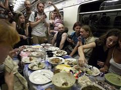 Поминки в метро: люди пьют и закусывают…