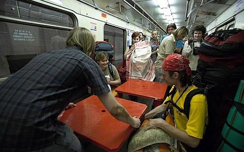Поминки в метро: люди пьют и закусывают…