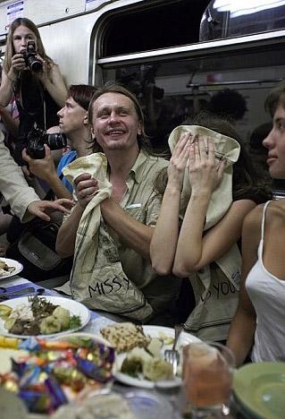 Поминки в метро: люди пьют и закусывают…