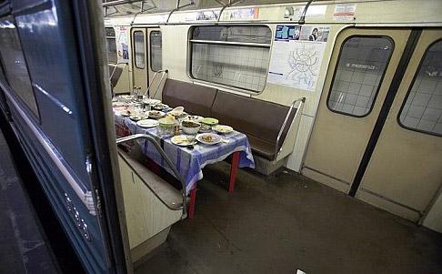 Поминки в метро: люди пьют и закусывают…