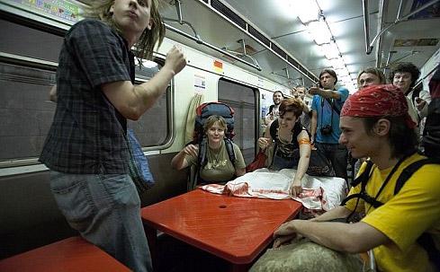 Поминки в метро: люди пьют и закусывают…