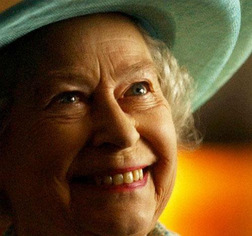 Что под мантией у королевы?