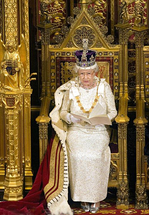 Что под мантией у королевы?