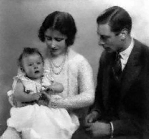 Что под мантией у королевы?