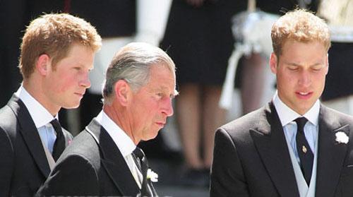 Что под мантией у королевы?