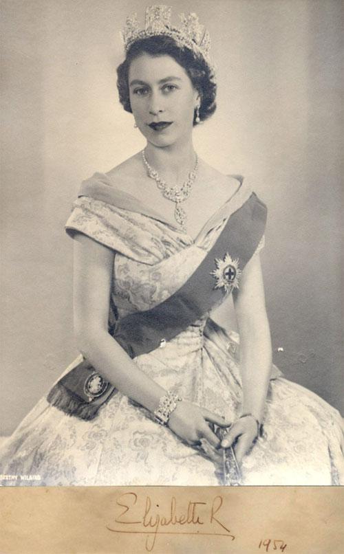 Что под мантией у королевы?