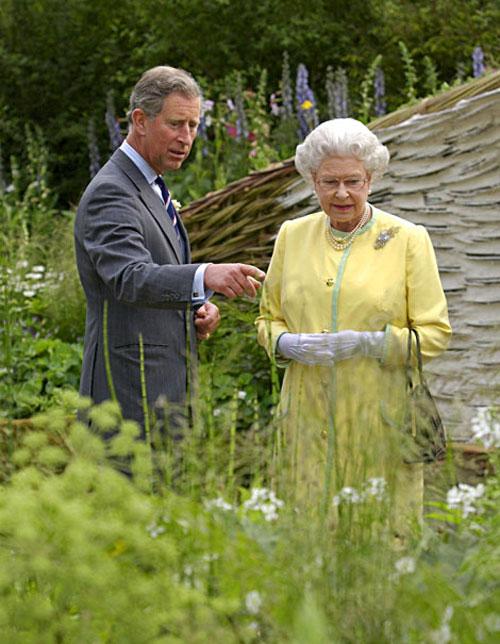 Что под мантией у королевы?