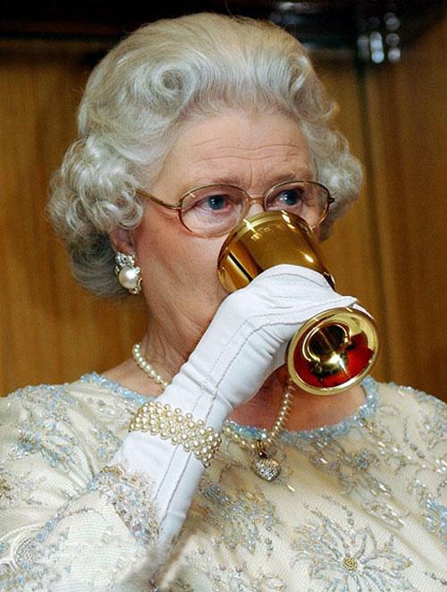 Что под мантией у королевы?