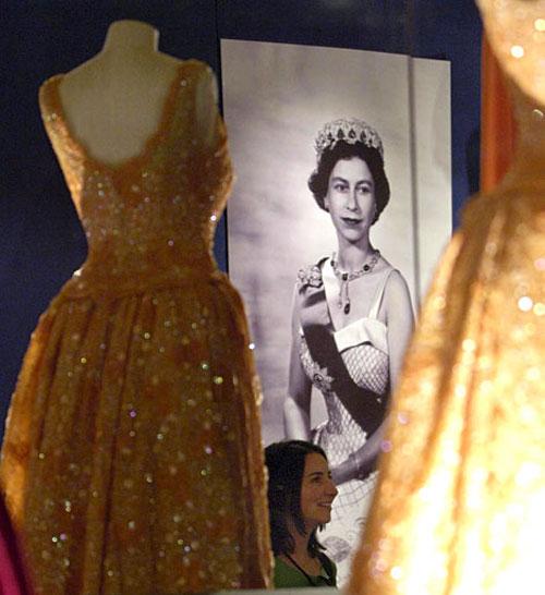 Что под мантией у королевы?