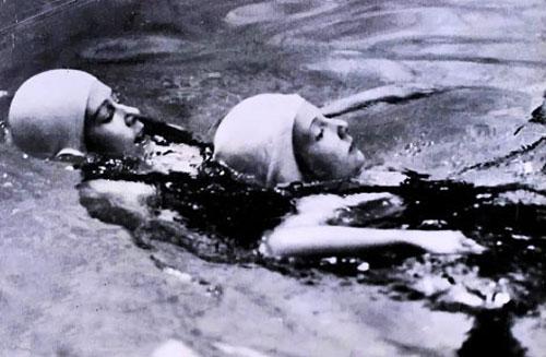 Что под мантией у королевы?