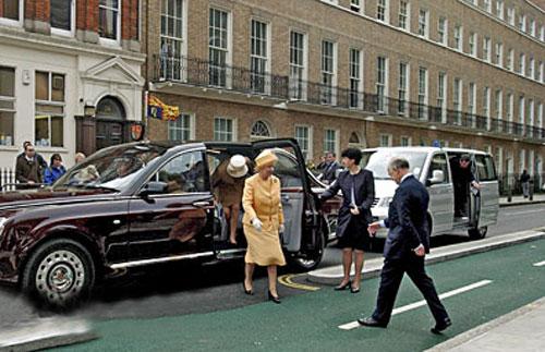 Что под мантией у королевы?