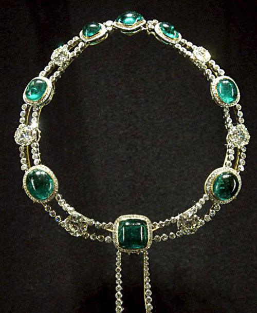 Что под мантией у королевы?