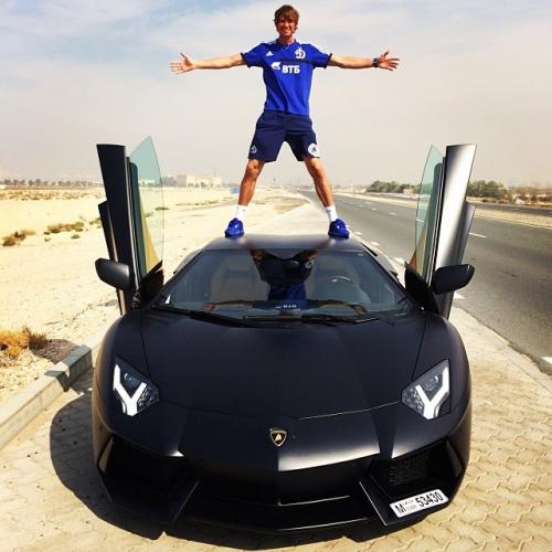 Самые неожиданные фото российских футболистов из Сети