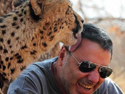 Бесстрашные туристы устроили фотосессию с опасными хищниками