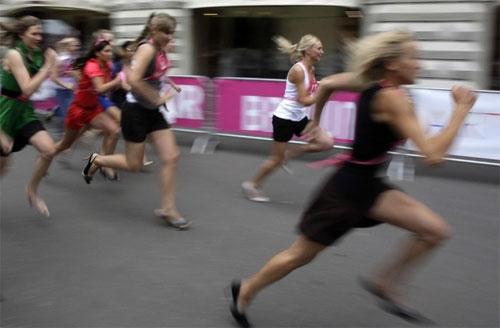 На Красной площади состоялись гонки на высоких каблуках