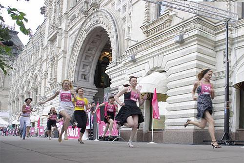 На Красной площади состоялись гонки на высоких каблуках