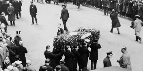 Самые странные и нелепые смерти знаменитостей