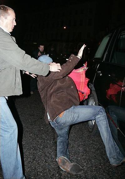 Топ-20 самых хулиганских нападений звезд на папарацци