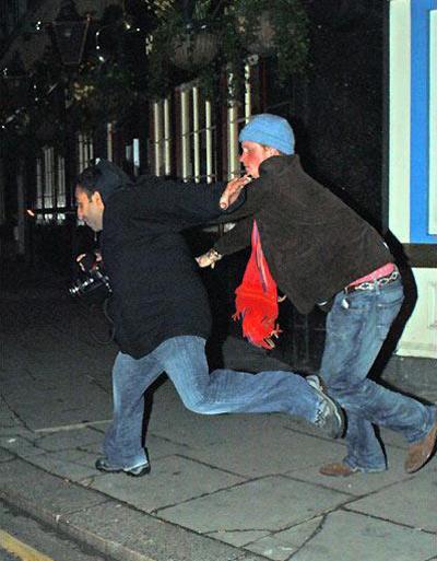 Топ-20 самых хулиганских нападений звезд на папарацци