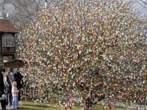 В Германии на дереве "растет" почти 10000 пасхальных яиц