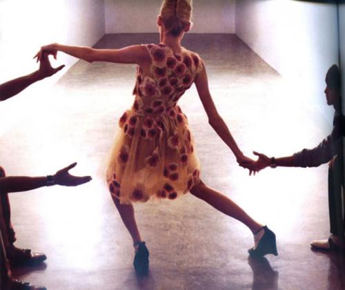 Самые курьёзные падения топ-моделей на подиуме