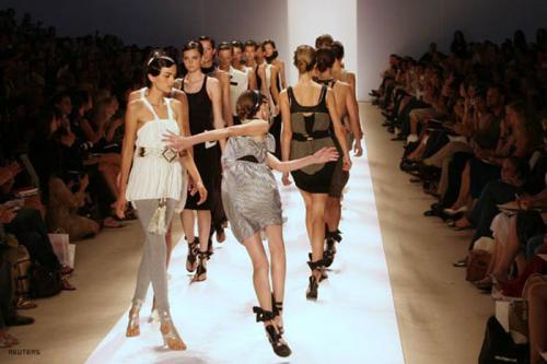 Самые курьёзные падения топ-моделей на подиуме